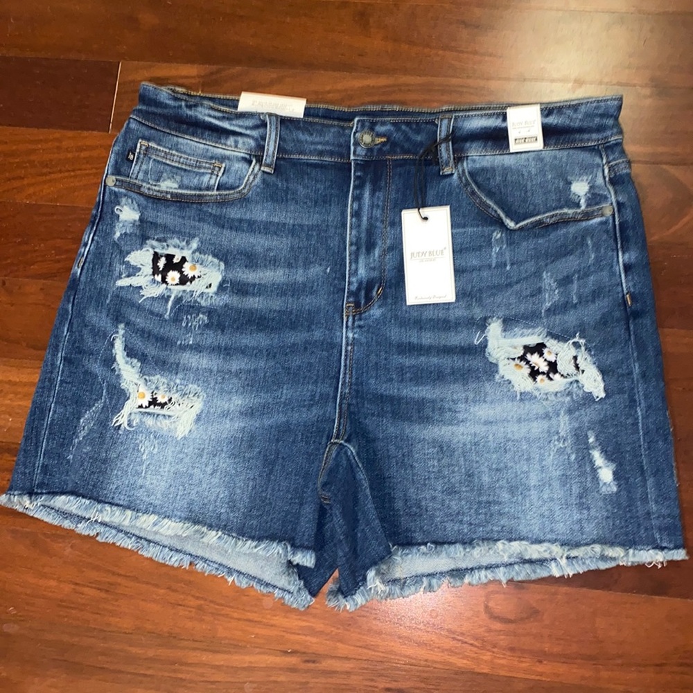 Judy Blue NWT Daisy shorts 2XL